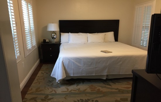 Beach Bungalow Inn & Suites - King Size Bed